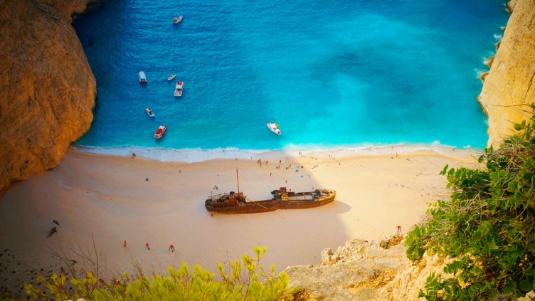 Българските туристи могат да се откажат от пакетните почивки на затворения заради свлачища плаж Навагио