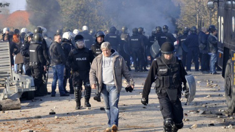 Десетки ранени полицаи в Харманли