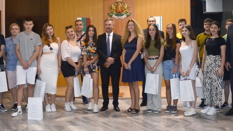 Ученици от Румъния вървят по пътя на Янош Хуняди (СНИМКИ)