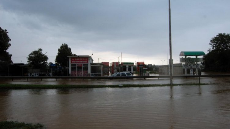 Нови наводнения в Южна България, десетки къщи са във вода