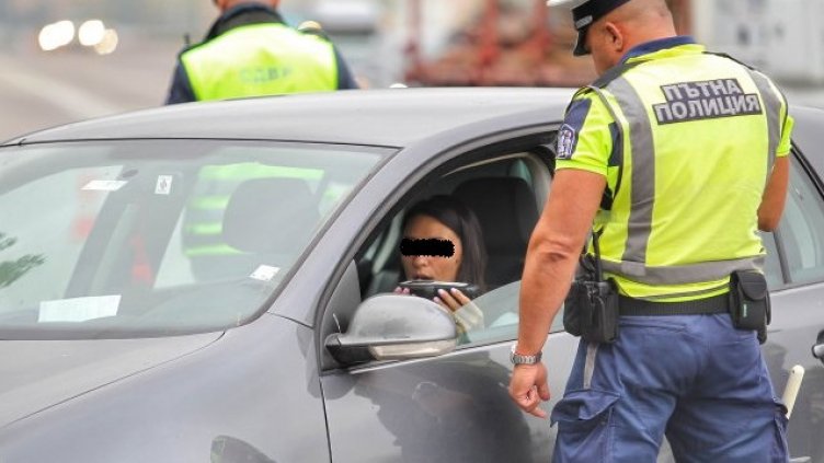 Спипаха надрусана варненка зад волана