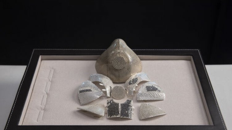 Американец си поръча маска за 1,5 милиона долара (СНИМКИ/ВИДЕО)