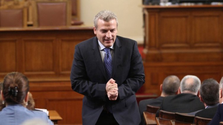 Петър Москов коментира в парламента изключването си от ДСБ