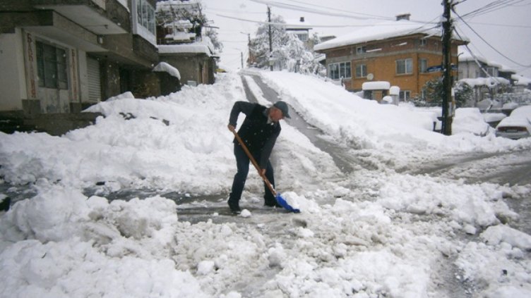 Наводнени къщи, снежни навявания, паднали дървета в страната