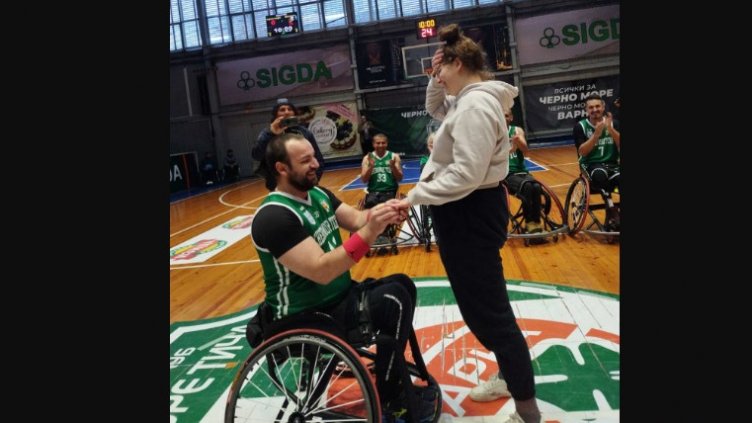 Играч предложи брак на турнира по баскетбол в колички във Варна