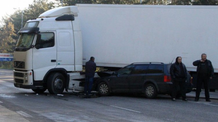 ТИР с 20 тона мандарини се преобърна в Плевенско