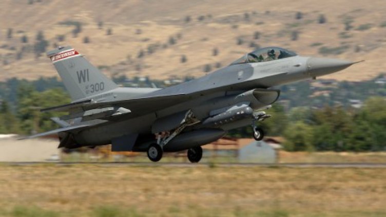 US изтребител F-16 се разби в присъствието на Обама