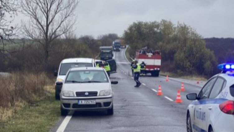 Сблъсък между 3 коли остави 2 трупа на пътя