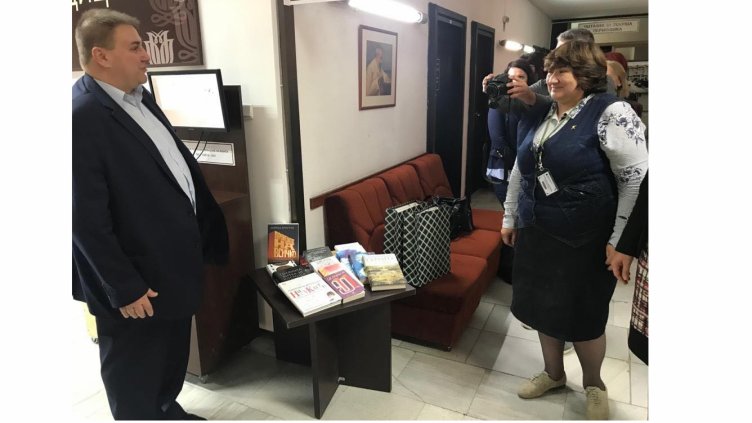 Евродепутатът Емил Радев дари нови книги на съвременни български автори на варненската библиотека