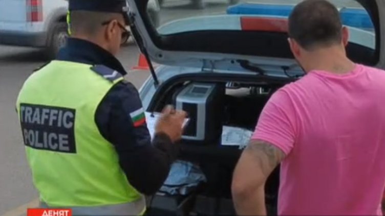 Закопчаха двама дрогирани зад волана във Варна