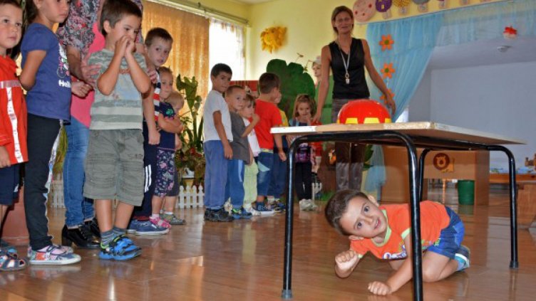 Дете в забавачката: Кога да я взема? Да си счупя краката ли?