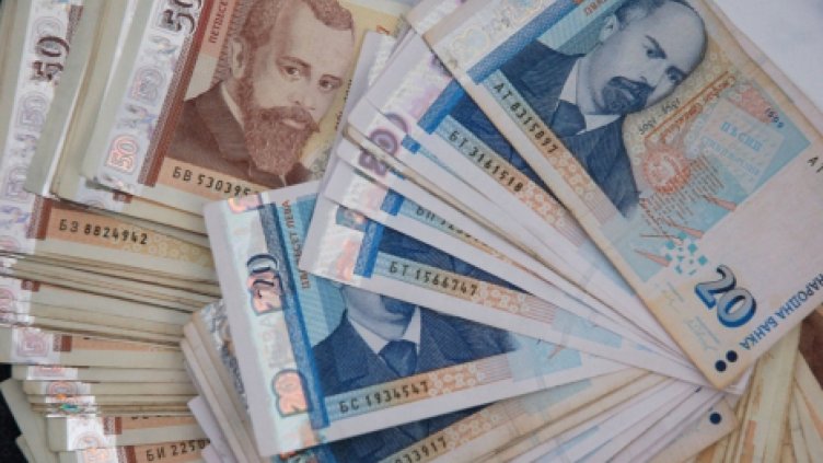 17-годишно момче открадна 12 бона от дома на познат
