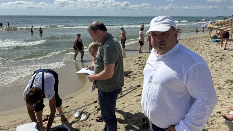 Министър спешно проверява качеството на морската вода в Албена и Кранево