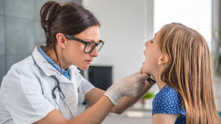 Няма случай на заразен с COVID-19 педиатър от дете