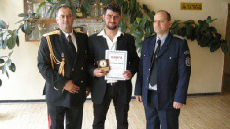 Награда за мъж, спасил баба от телефонни измамници