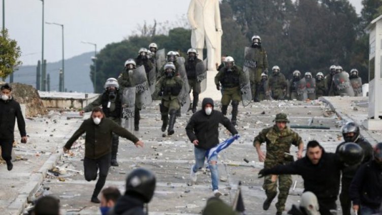 Сблъсъци на масовия протест в Атина срещу договора за името