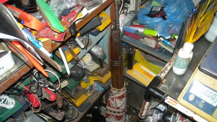 Откриха боен арсенал в дома на варненец (СНИМКИ)