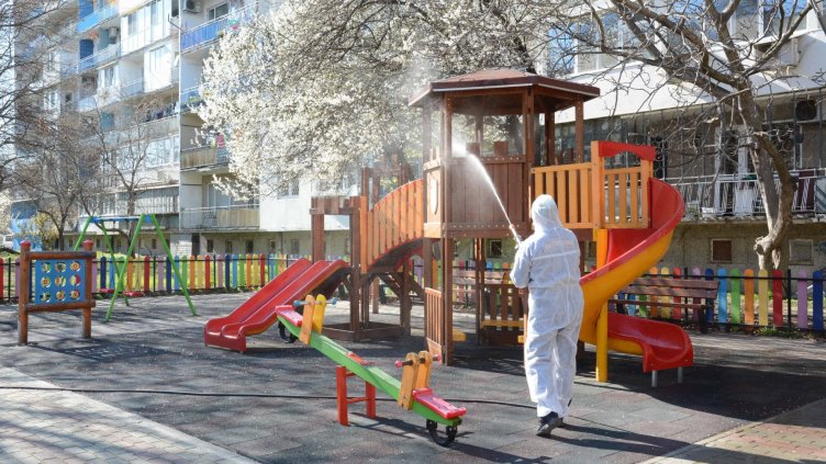 Дезинфекцират спортни и детски площадки, подлези и гари във Варна (СНИМКИ)