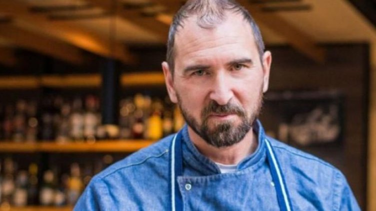 В затвора е, но не на печката. Шеф Токев остави тигана, а е с... катетър. Болен е!