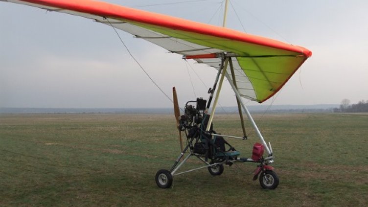 В Бургас пръскат срещу комари с делтапланер