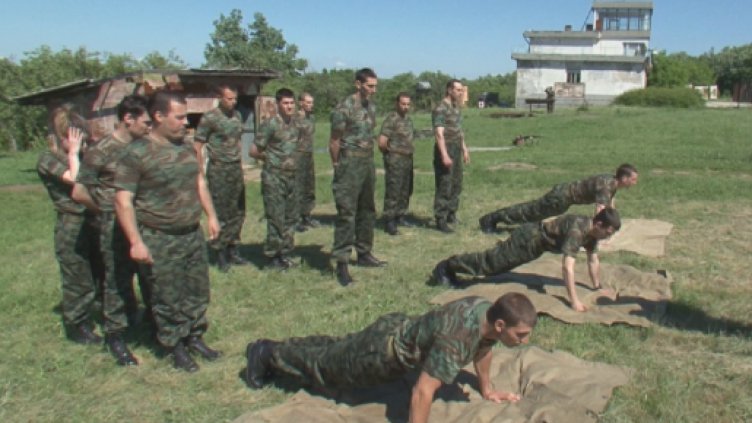 Увеличават часовете по военно обучение за гимназистите