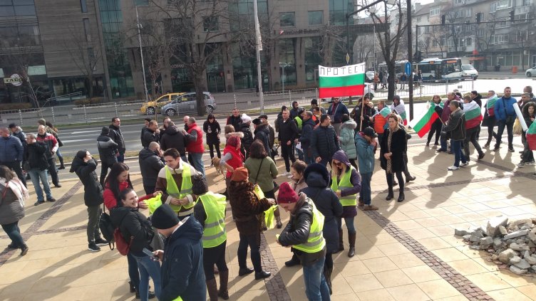 Представители на бизнеса във Варна облякоха жълти жилетки