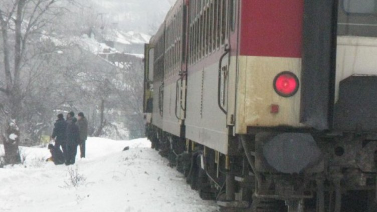 Влаковете пъплят в снега, някои и с 3 часа закъснение