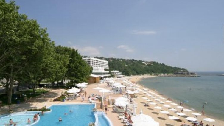 Слънчев ден и Ривиера остават затворени за лятото