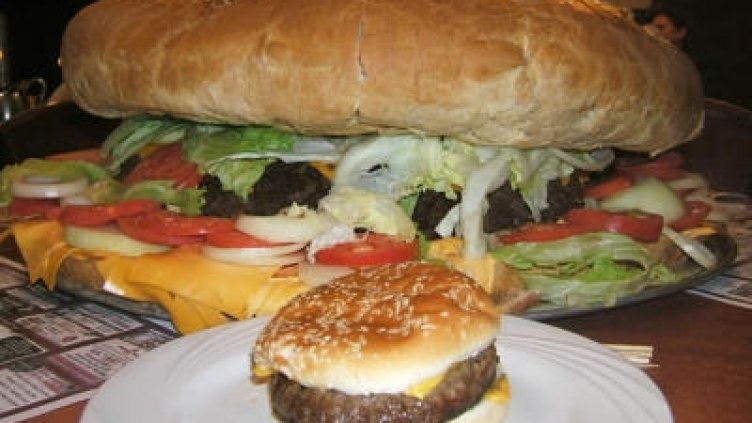 Британка погълна мега голям бургер, който се равнява на 15 000 калории