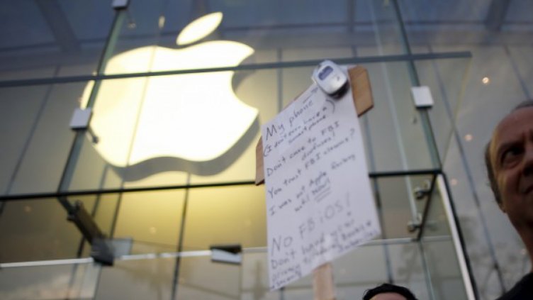 Схватката между Apple и ФБР се отлага &ndash; намеси се трети играч