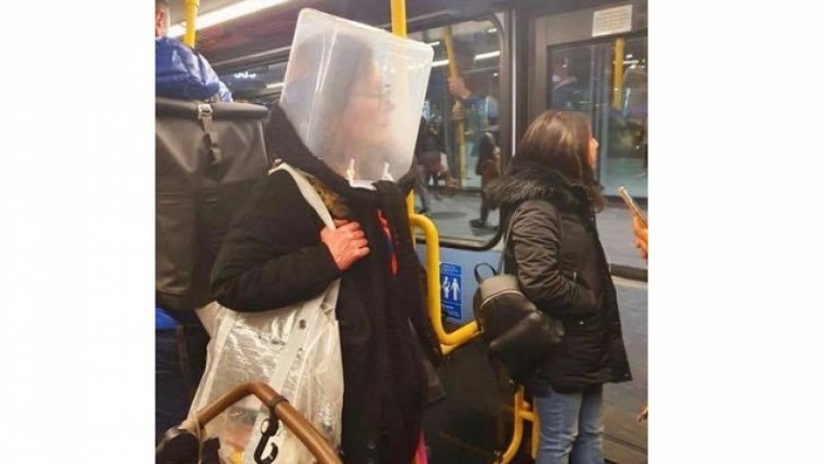 Млада жена се появи в градския транспорт с туба на главата