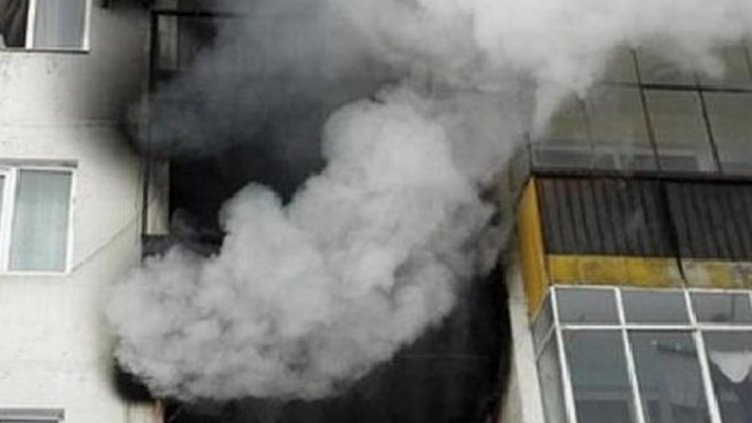 Русенец подпали апартамента си със свещ