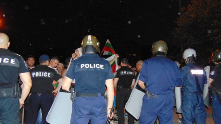 Нощен щурм на ромската махала в Асеновград