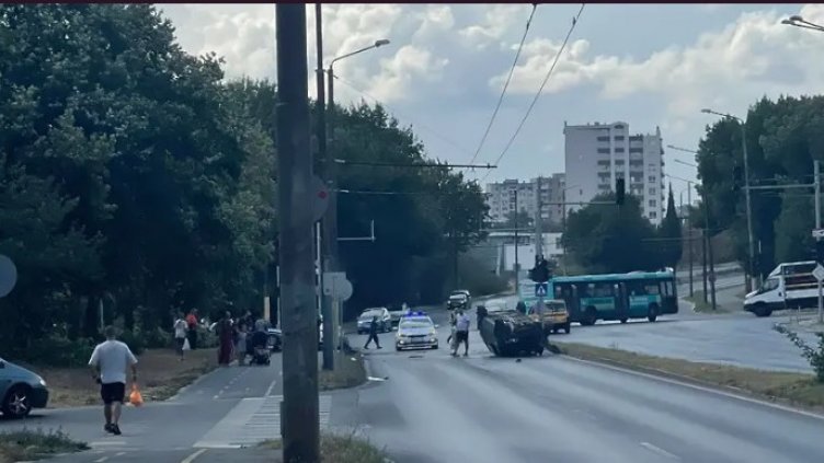 "Рено" се въртя по таван в "Кайсиева градина"