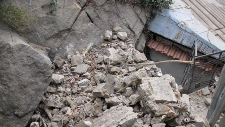 Скали от тепе паднаха върху две къщи в Стария Пловдив