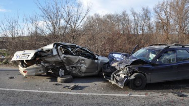 Челна катастрофа на междуселски път край Варна, двама пострадаха