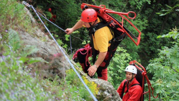 Спасиха младеж, паднал от 30 м на Дяволските водопади