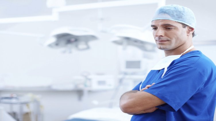 Във Варна търсят лекари за работа с ковид пациенти