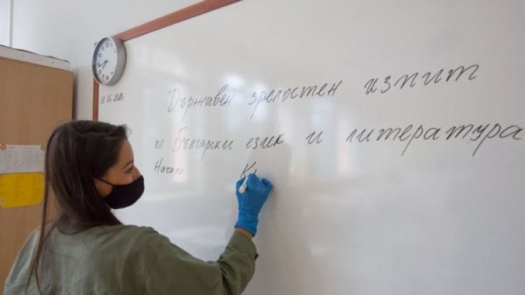 Зрелостниците избират между две теми на матурата по български