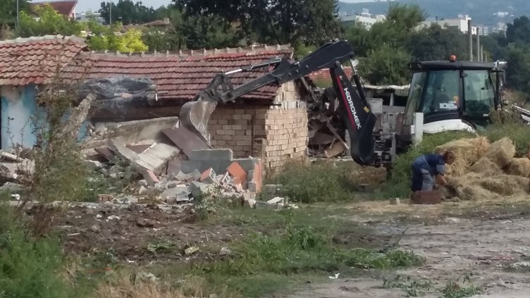 Бутат незаконните постройки в Максуда (Снимки)