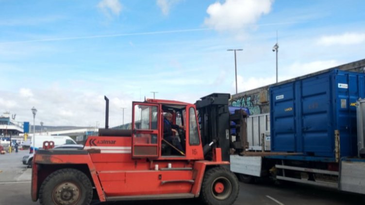 Разтоварват карбамида от "Vera Su" в Балчик