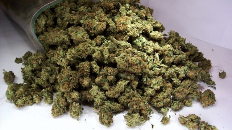 Полицията залови 5 кг мариухана и 402 г кокаин, двама са задържани