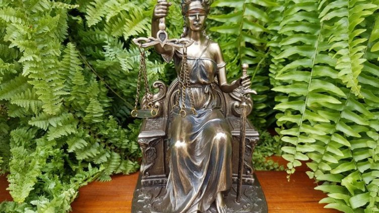 Осъдиха варненец за закани към бившата