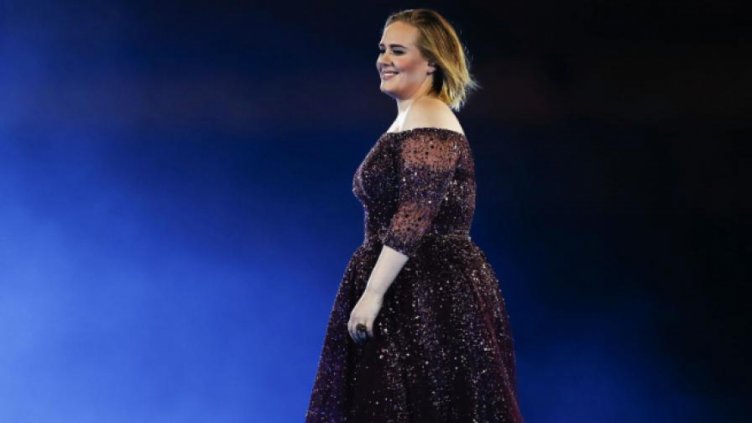 Адел подаде документи за развод