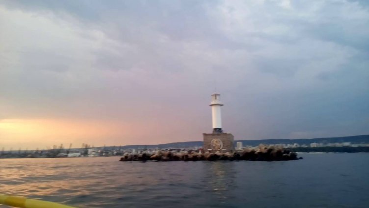 Две деца са паднали в морето в района на вълнолома