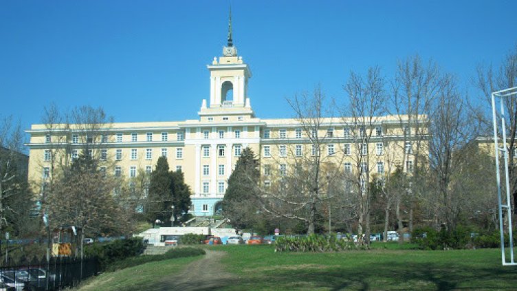 Трима се борят за едно място в Морското училище