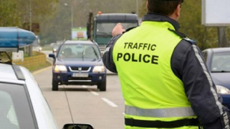 85-годишен с фолксваген нацели стълб на светофар насред Варна