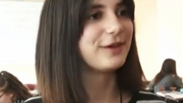 Момиче от Ямбол върна портфейл с хиляди лева