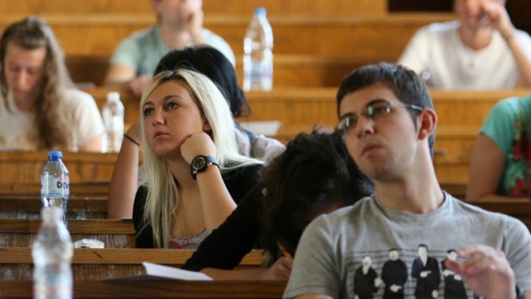 МОН плаща 600 000 лв. за 300 студенти повече по информатика и математика