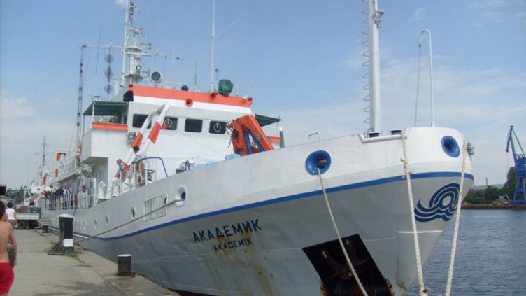Отпускат 1,1 млн. лв. за ремонт на кораба "Академик"